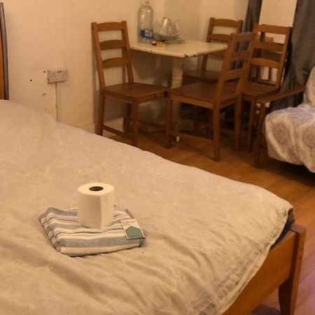 Private Rooms In 3 Bedroom Flat!! London Kültér fotó