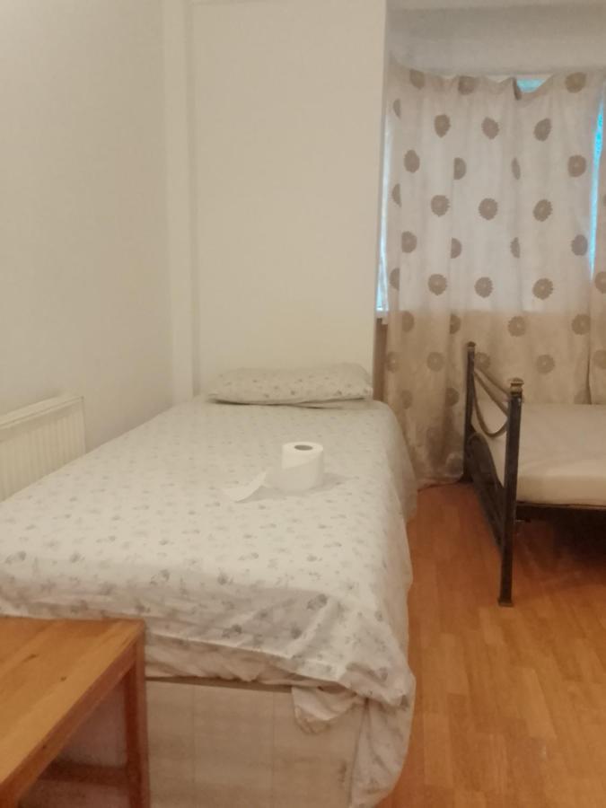 Private Rooms In 3 Bedroom Flat!! London Kültér fotó