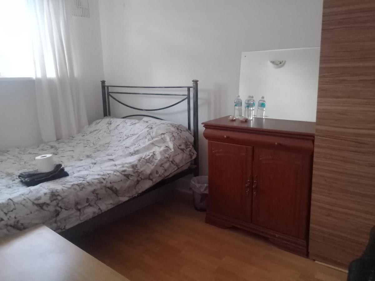 Private Rooms In 3 Bedroom Flat!! London Kültér fotó