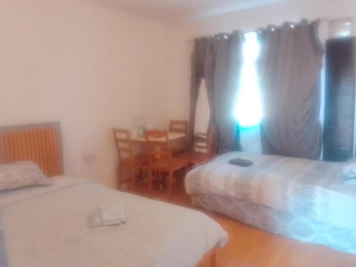 Private Rooms In 3 Bedroom Flat!! London Kültér fotó