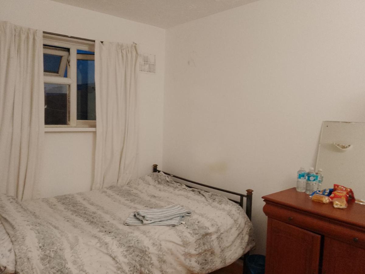 Private Rooms In 3 Bedroom Flat!! London Kültér fotó