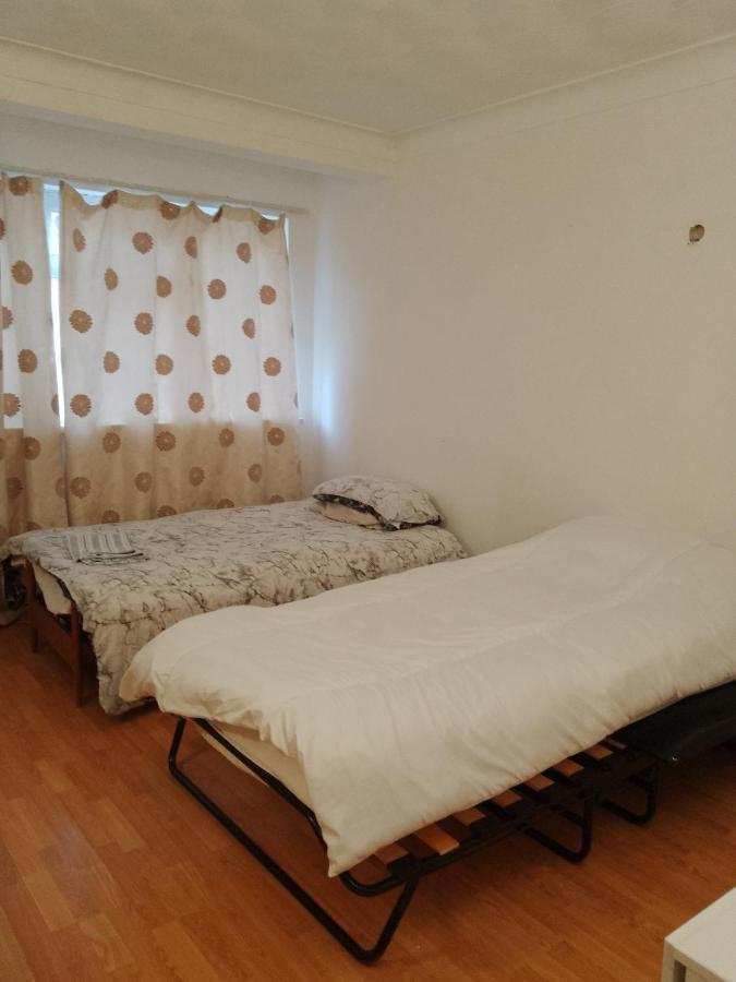 Private Rooms In 3 Bedroom Flat!! London Kültér fotó