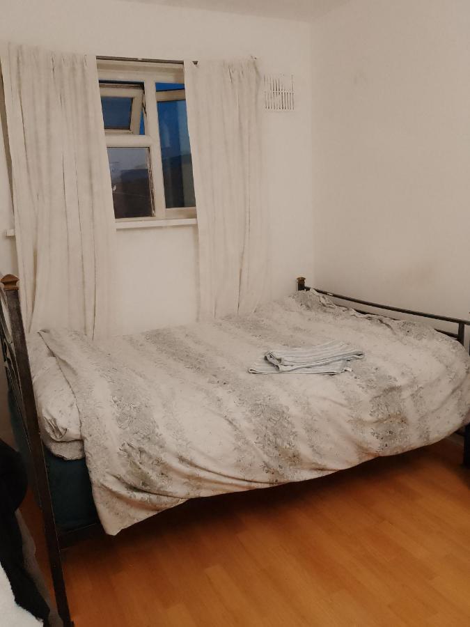 Private Rooms In 3 Bedroom Flat!! London Kültér fotó
