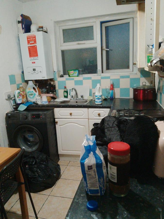 Private Rooms In 3 Bedroom Flat!! London Kültér fotó